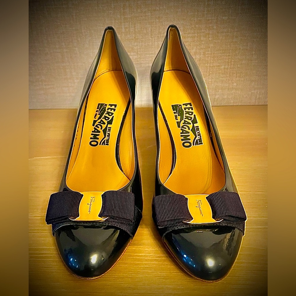 ✨NWOT✨ SALVATORE FERRAGAMO CARLA BOW PUMPS | OXFORD BLUE